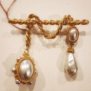 Vintage Broach Gold and Pearl
